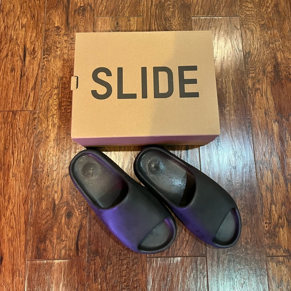 Yeezy slides mens 10 
Dark grey 
With box 
Never worn